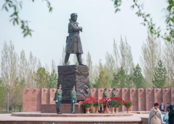 Представители дипмиссий стран СНГ в Казахстане возложили цветы к Вечному огню в Астане