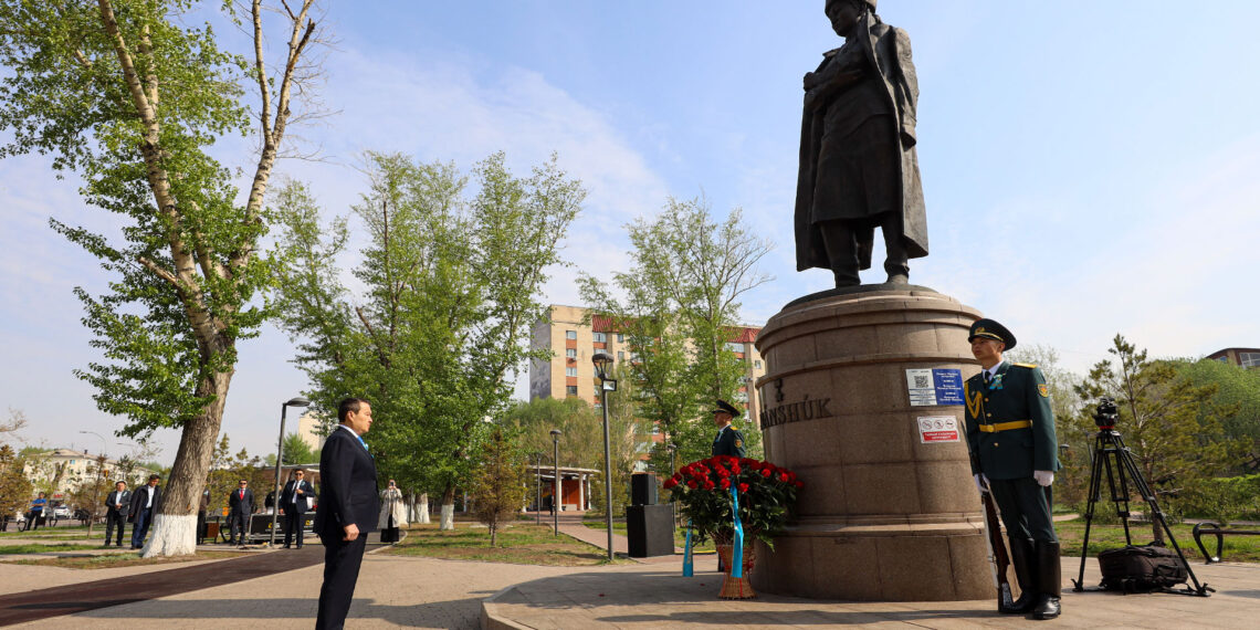 Алихан Смаилов возложил цветы к памятнику Маншук Маметовой