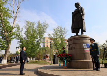 Алихан Смаилов возложил цветы к памятнику Маншук Маметовой