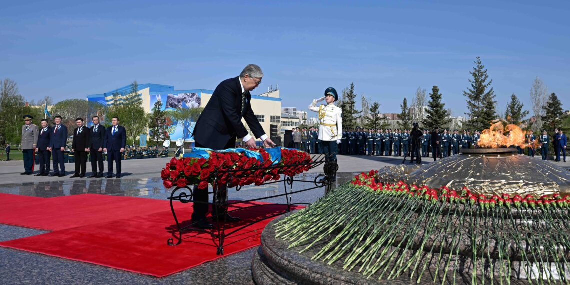 Касым-Жомарт Токаев почтил память минутой молчания погибших во время ВОВ
