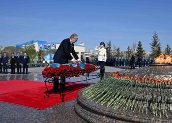 Касым-Жомарт Токаев почтил память минутой молчания погибших во время ВОВ