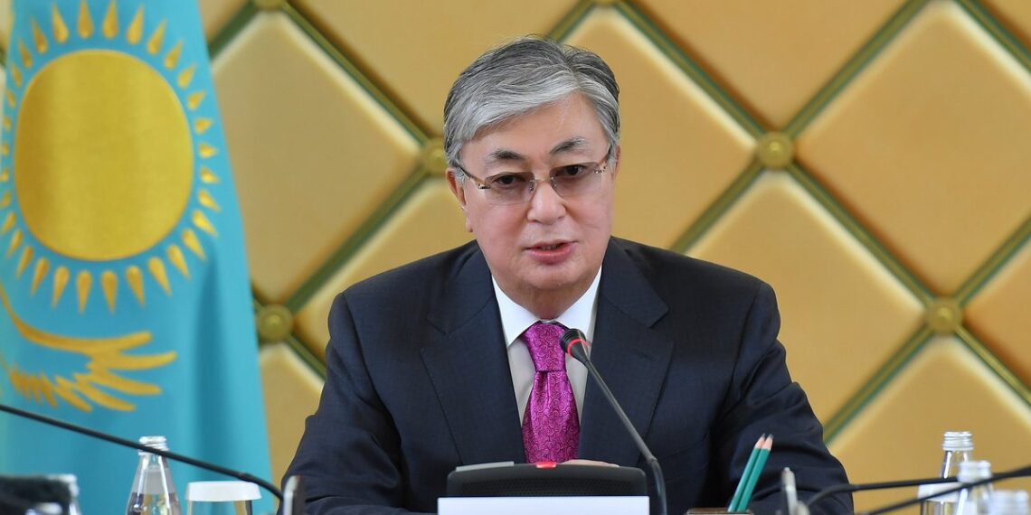 Лидер Казахстана совершит визит в Россию