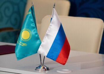 Спикер Мажилиса встретился с послом РФ в Казахстане