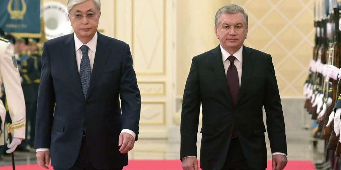 Касым-Жомарт Токаев и Шавкат Мирзиёев провели телефонный разговор