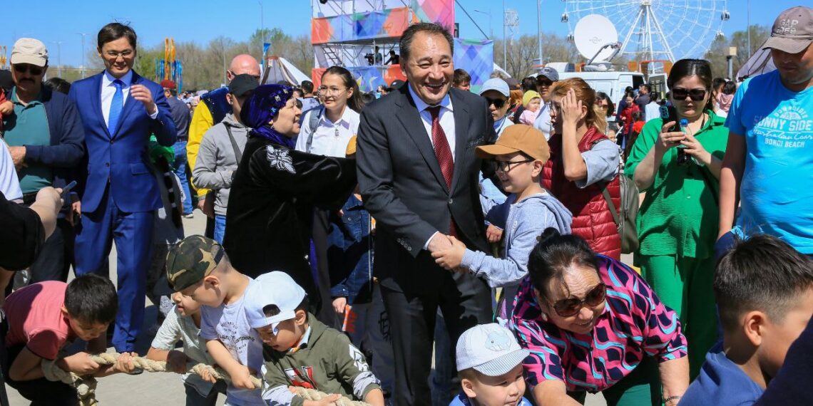 Аким Актюбинской области поздравил казахстанцев с Днем единства народа Казахстана