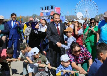Аким Актюбинской области поздравил казахстанцев с Днем единства народа Казахстана