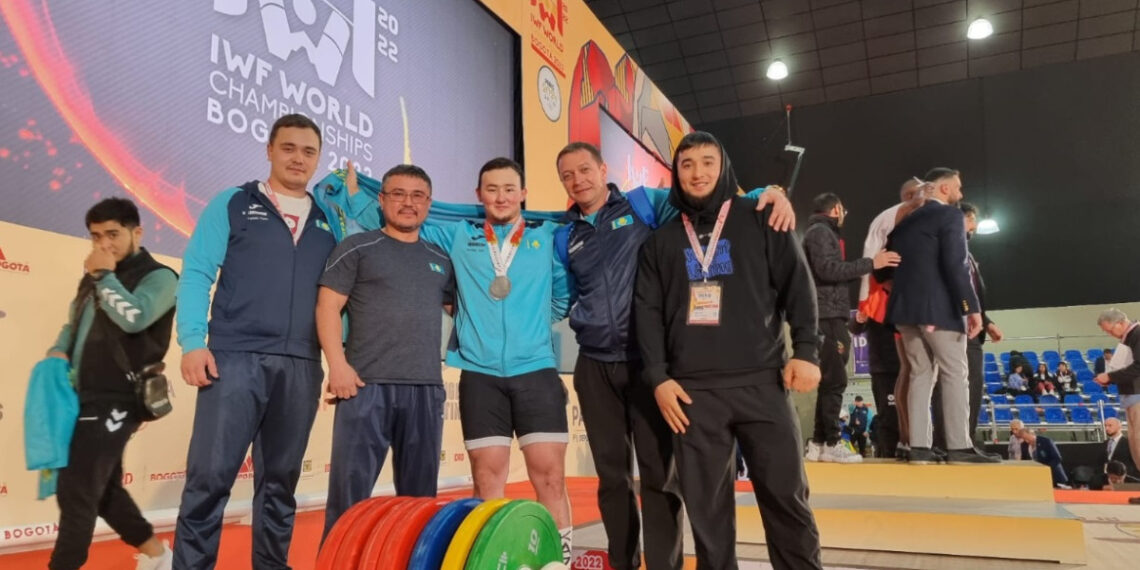 Нургиса Адилетулы завоевал титул чемпиона Азии по тяжелой атлетике