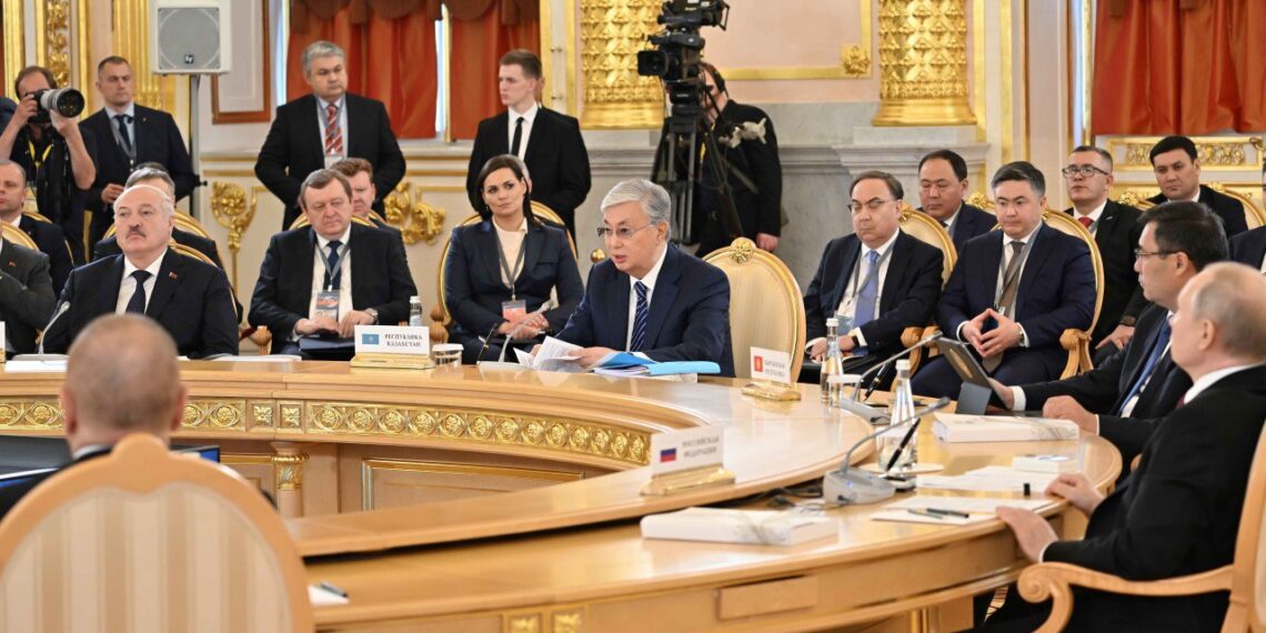 Токаев предложил избегать тактики принятия точечных решений в ЕАЭС