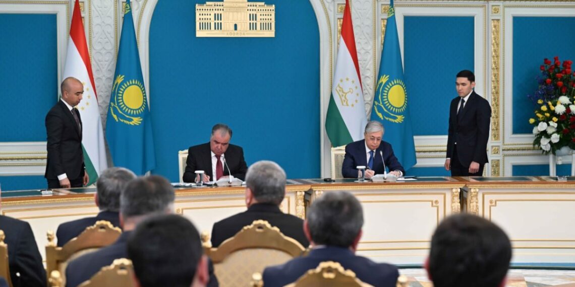 Токаев и Рахмон подписали ряд документов о сотрудничестве стран