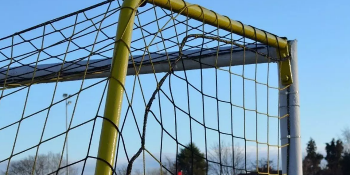 Пострадавший от падения футбольных ворот подросток скончался