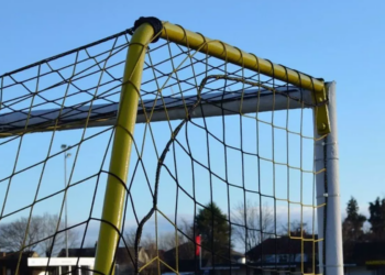 Пострадавший от падения футбольных ворот подросток скончался