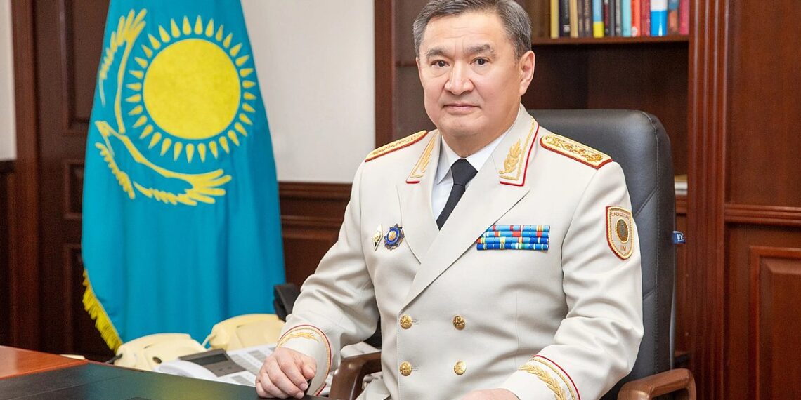 Министр МВД предложил ограничить работу баров Астаны