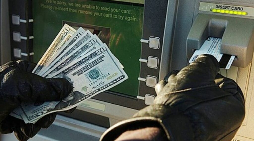 В Павлодаре, при снятии похищенных средств, задержали мошенника