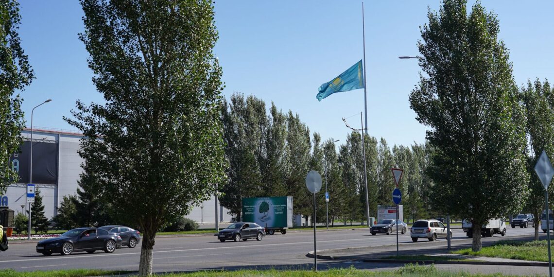 Самый большой флаг Казахстана был приспущен в Астане