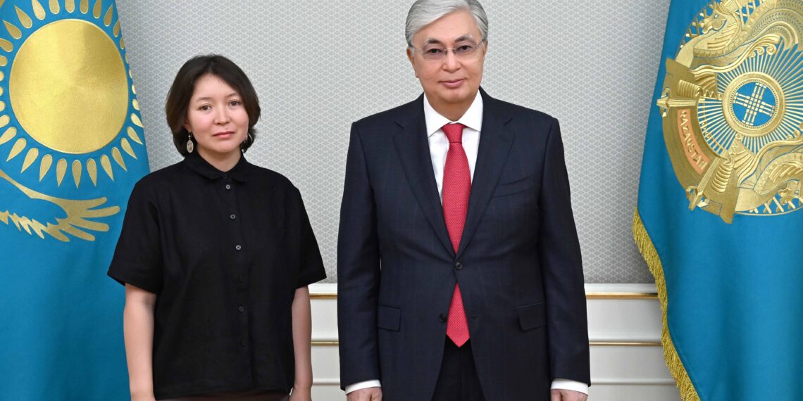 Токаев провел встречу с актрисой Самал Еслямовой