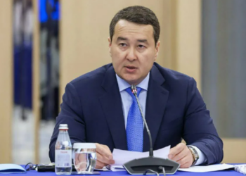 Премьер-Министр Алихан Смаилов прибыл в Азербайджан