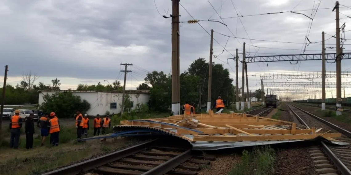 Ветром унесло крыши двух зданий в Павлодарской области