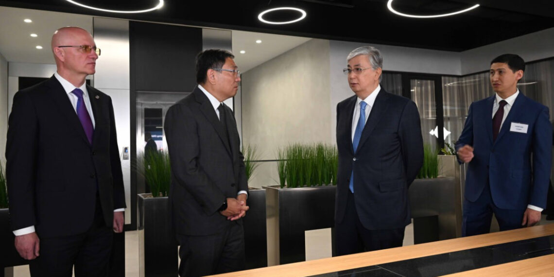 Токаев ознакомился с работой общественного транспорта в Алматы