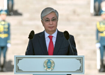 Токаев принял участие в церемонии поднятия Государственного флага