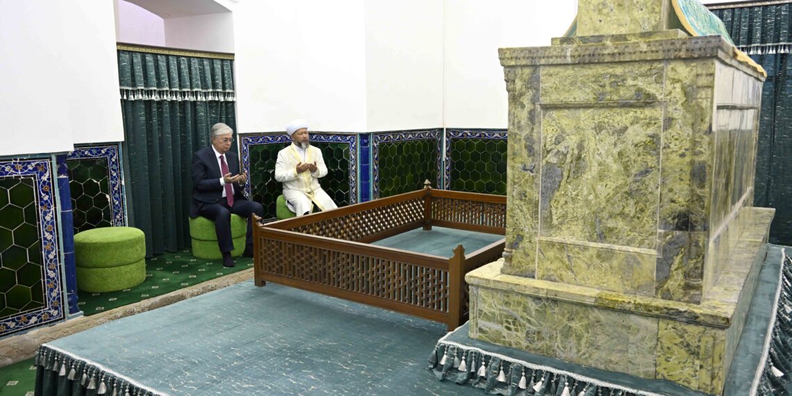 Токаев в Туркестане почтил память Ходжи Ахмеда Яссауи