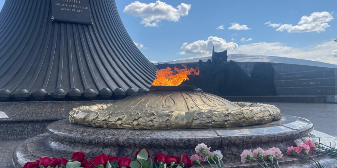 Сотрудники посольства России и Русского дома возложили цветы к Вечному огню