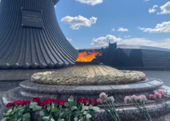 Сотрудники посольства России и Русского дома возложили цветы к Вечному огню