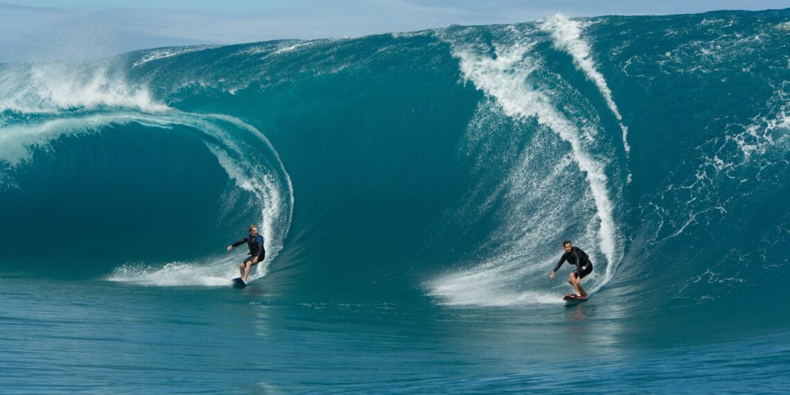 2 серфера были спасены на побережье Каспийского моря