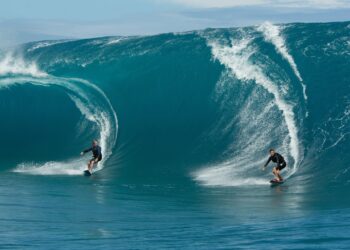 2 серфера были спасены на побережье Каспийского моря