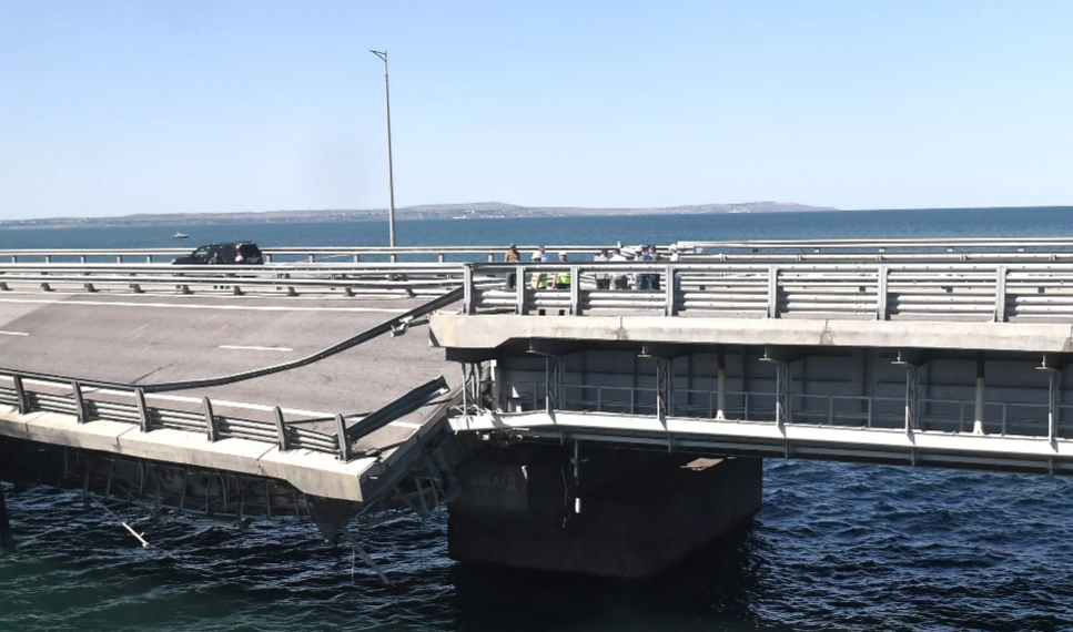 Крымский мост был атакован двумя надводными беспилотниками