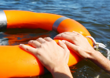 В Атырау спасен тонущий в реке Урал мужчина