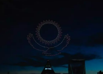 В красочных узорах в небе над Астаной были задействованы дроны