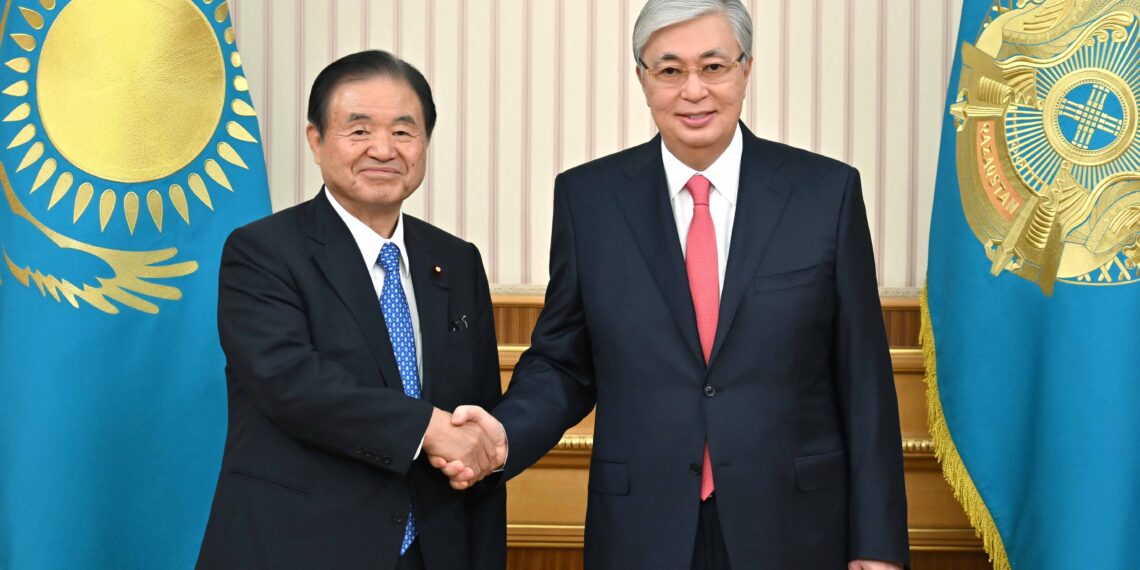 Токаев принял председателя Японской парламентской лиги дружбы с Казахстаном