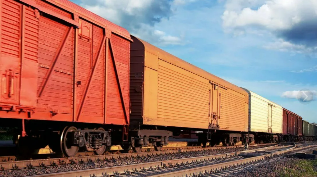 В Жамбылской области с рельсов сошел грузовой поезд