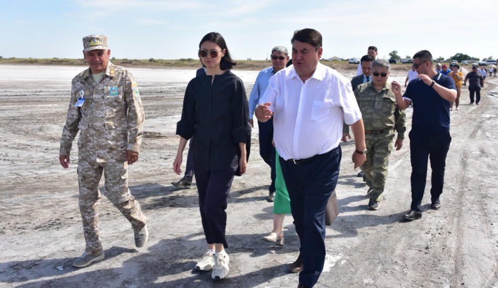 Глава Минэкологии Зульфия Сулейманова посетила розовое озеро в Павлодарской области