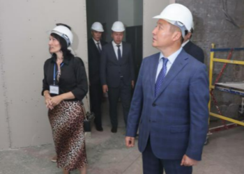 Аким Павлодарской области проверил ход ремонта на железнодорожном вокзале Павлодара