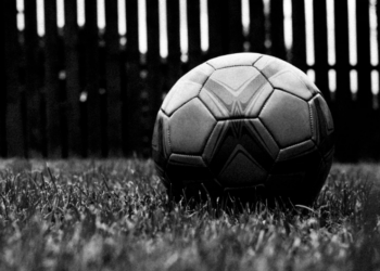 В Астане на ребенка упали футбольные ворота