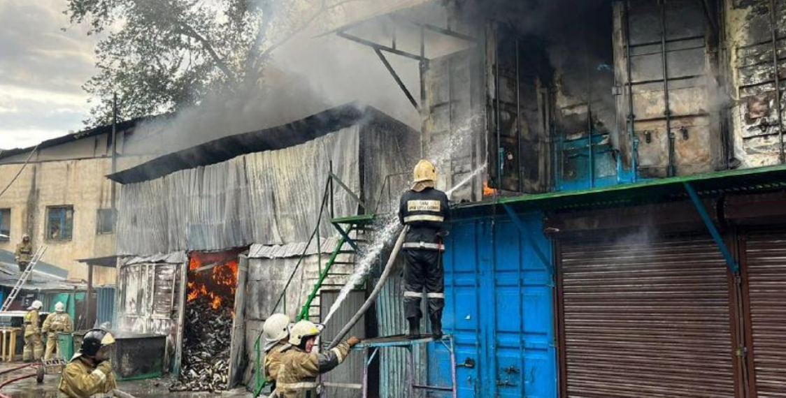 Пожар на складах в Алматы ликвидирован