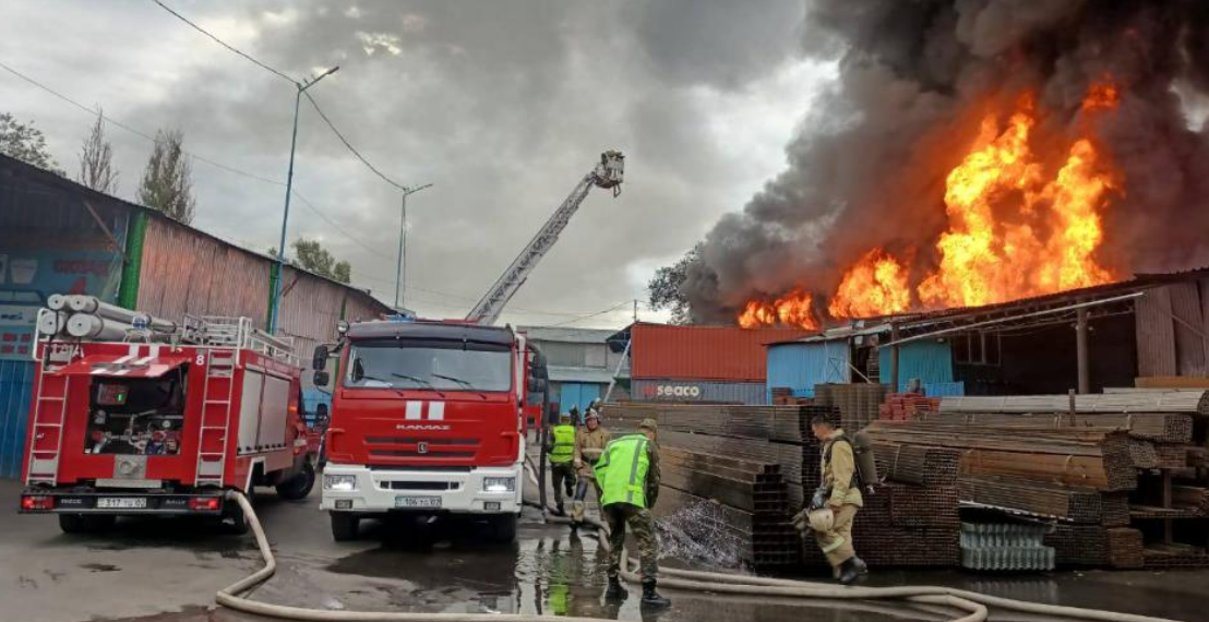 В Алматы произошло возгорание складских помещений