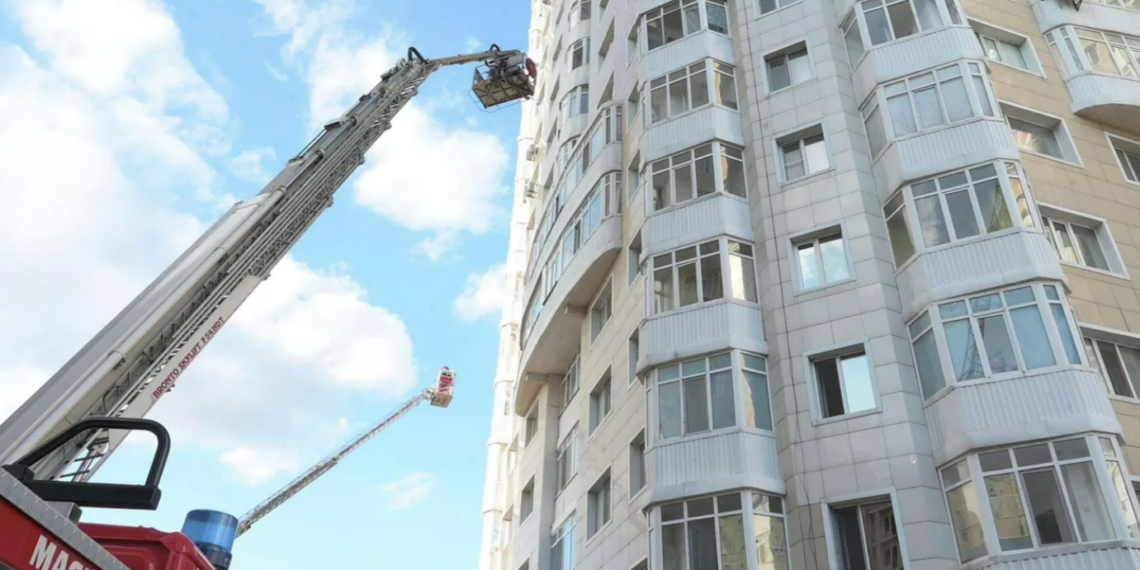 МЧС провело пожарные учения в многоэтажке Астаны