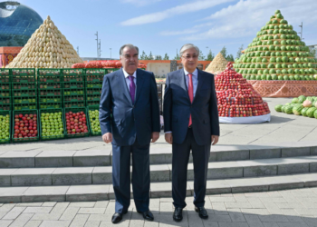 Токаев и Рахмон осмотрели выставку-ярмарку сельскохозяйственных и промышленных товаров Таджикистана