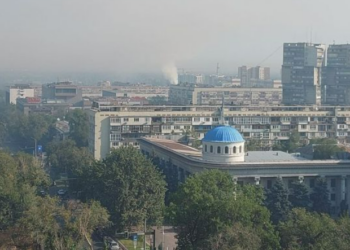 Густой дым накрыл Алматы из-за пожара