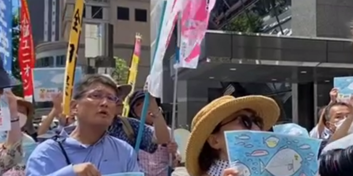 В Японии прошла акция протеста против сброса воды с АЭС