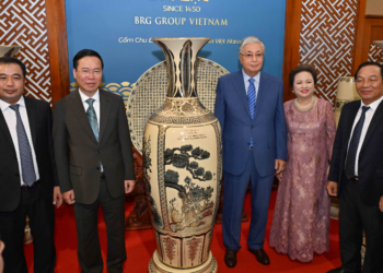 Президенты Казахстана и Вьетнама посетили керамическую деревню в провинции Хайзыонг