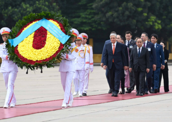 Токаев возложил цветы к монументу национальным героям и мавзолею Хо Ши Мина
