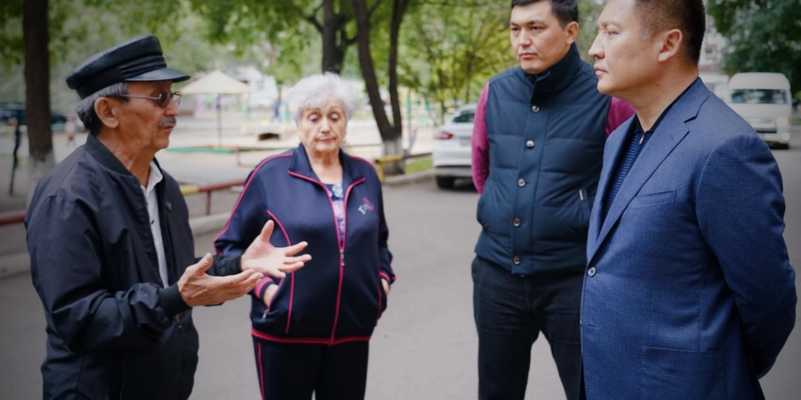 Байханов проверил готовность жилья к подаче тепла и посетил две школы