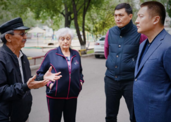 Байханов проверил готовность жилья к подаче тепла и посетил две школы