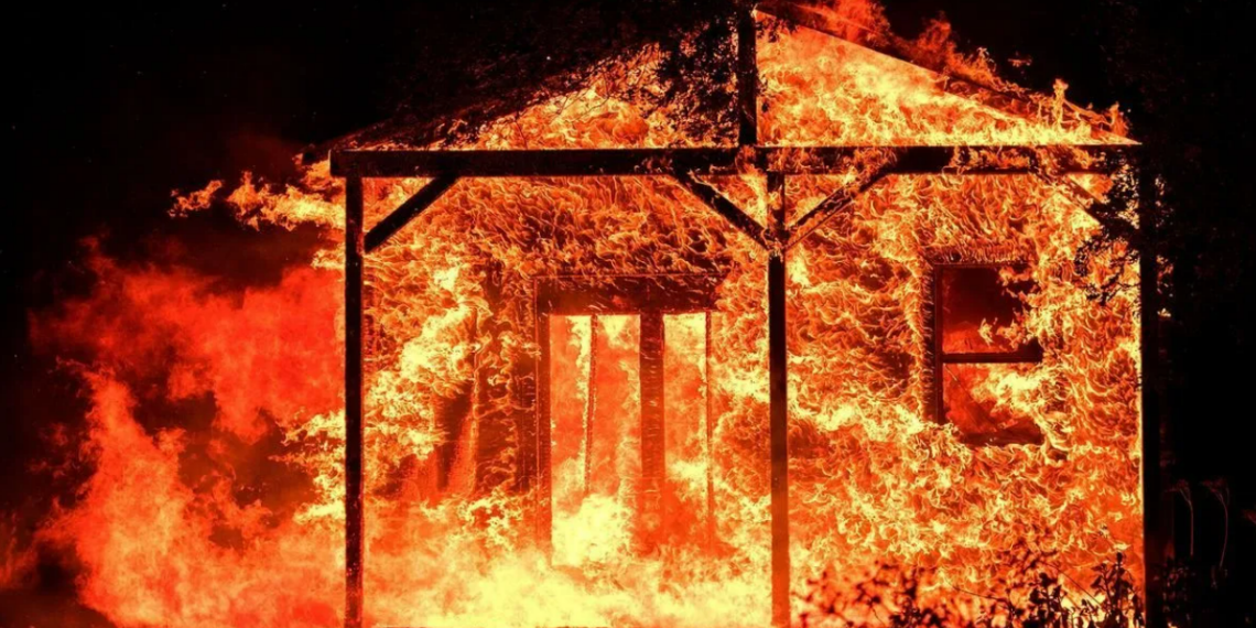 Внутри горящего дома в Алматинской области найдены три убитых человека