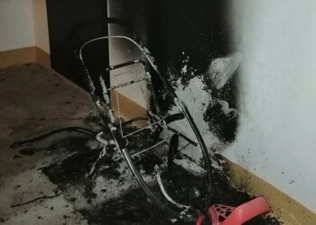 Неизвестные подожгли детскую коляску возле квартиры депутата