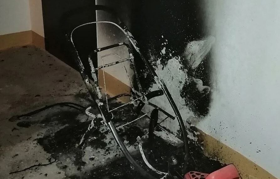 Неизвестные подожгли детскую коляску возле квартиры депутата