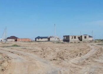 Около шести населенных пунктов Атырауской области могут полностью оказаться под песком